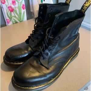 Mens Doc Marten boots excellent condition.